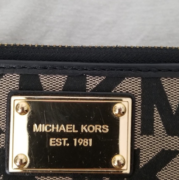 Michael Kors Clutch/Wallet - Picture 3 of 8